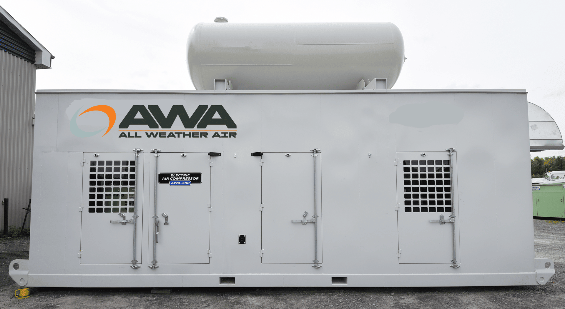 Mobile compressor room exterior solution with air tank on the roof