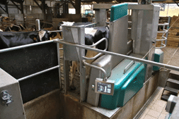 Milking robots using compressed air